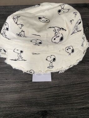 Women’s American Eagle Cream Snoopy Print Bucket Hat